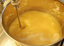 人肌程度の低温でゆっくりと石鹸のベースを作ります。