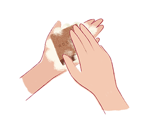 ぬれた手に石鹸をとりコロコロ…手に石鹸がまとわりついたら、一旦石鹸はトレイに戻しましょう。